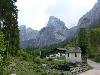 Anton-Karg-Haus mit Felsen, Kräuterhoch³ Wildpflanzenschule im Chiemgau