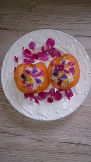 Aprikosen mit Cashewcreme und Blütenconfetti, Kräuterhoch³ Wildpflanzenschule im Chiemgau