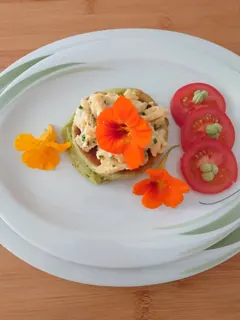 Avocadoblini mit Kräuterrührei, Kräuterhoch³ Wildpflanzenschule im Chiemgau