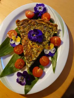 Bärlauchquiche, Kräuterhoch³ Wildpflanzenschule im Chiemgau