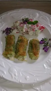Beinwellröllchen gefüllt mit Beinwell-Minze-Salat, Kräuterhoch³ Wildpflanzenschule im Chiemgau