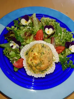Brennessel-Feta Muffin auf Wildkräutersalat, Kräuterhoch³ Wildpflanzenschule im Chiemgau