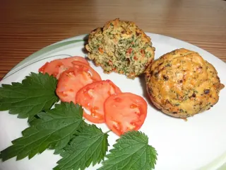 Brennessel-Tomatenmuffin, Kräuterhoch³ Wildpflanzenschule im Chiemgau