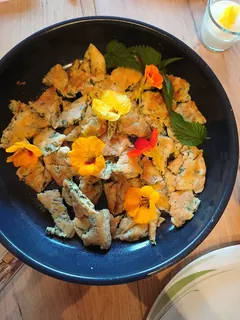 Brennesselschmarrn mit Meerreettichdip, Kräuterhoch³ Wildpflanzenschule im Chiemgau