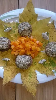 Champignons gefüllt mit Schafgarbencreme und karamelisierter Kürbis, Kräuterhoch³ Wildpflanzenschule im Chiemgau