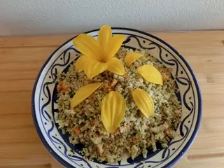 Couscous mit Taglilien, Kräuterhoch³ Wildpflanzenschule im Chiemgau