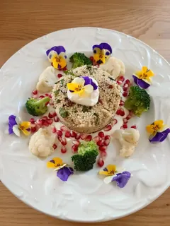 Couscous mit Wildkräutern- Gemüse- Zitronencreme- Granatapfelkerne, Kräuterhoch³ Wildpflanzenschule im Chiemgau