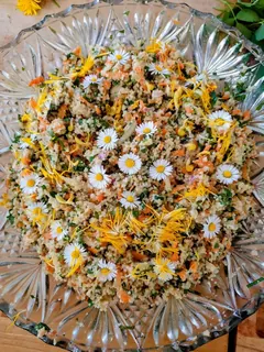 Couscous mit Wildkräutern und Blüten, Kräuterhoch³ Wildpflanzenschule im Chiemgau