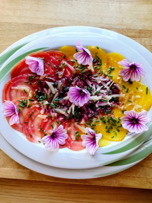 Dreierlei Bete-Carpaccio, Kräuterhoch³ Wildpflanzenschule im Chiemgau