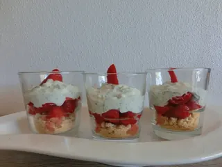 Erdbeerdessert mit Sauerkleedip, Kräuterhoch³ Wildpflanzenschule im Chiemgau