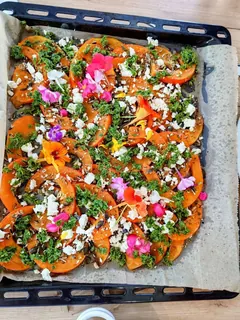 Gerösteter Kürbis mit Gierschsalsa, Kräuterhoch³ Wildpflanzenschule im Chiemgau
