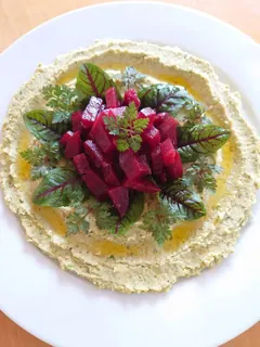Hummus mit Wildkräutern und Rote Bete Salat, Kräuterhoch³ Wildpflanzenschule im Chiemgau