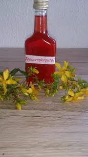 Johanniskrautöl fertig, Kräuterhoch³ Wildpflanzenschule im Chiemgau