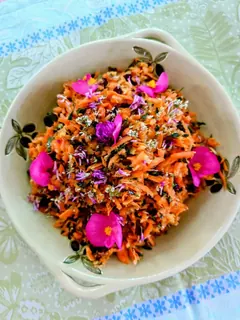 Karotten-Apfelsalat mit Wildkräutern, Kräuterhoch³ Wildpflanzenschule im Chiemgau