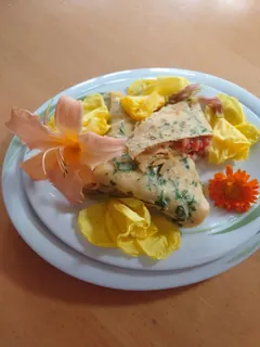 Kräuteromlette mit Tomaten-Fenchel Füllung, Kräuterhoch³ Wildpflanzenschule im Chiemgau