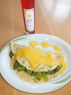 Kräuterpfannkuchen- Spargelragout- Orangenhollandaise mit Blutorangenbalsam, Kräuterhoch³ Wildpflanzenschule im Chiemgau