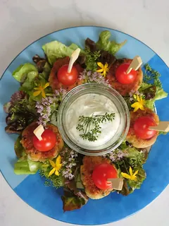 Minikaspressknödel mit Giersch und Wildkräuterdip, Kräuterhoch³ Wildpflanzenschule im Chiemgau
