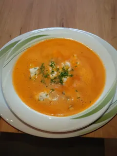 Paprikacremesuppe mit Kräuternockerl, Kräuterhoch³ Wildpflanzenschule im Chiemgau