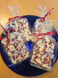 Rosenschokolade weiß, Kräuterhoch³ Wildpflanzenschule im Chiemgau