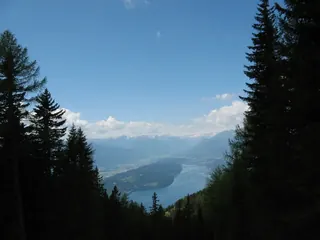 Seeblick mit Baumrahmen, Kräuterhoch³ Wildpflanzenschule im Chiemgau