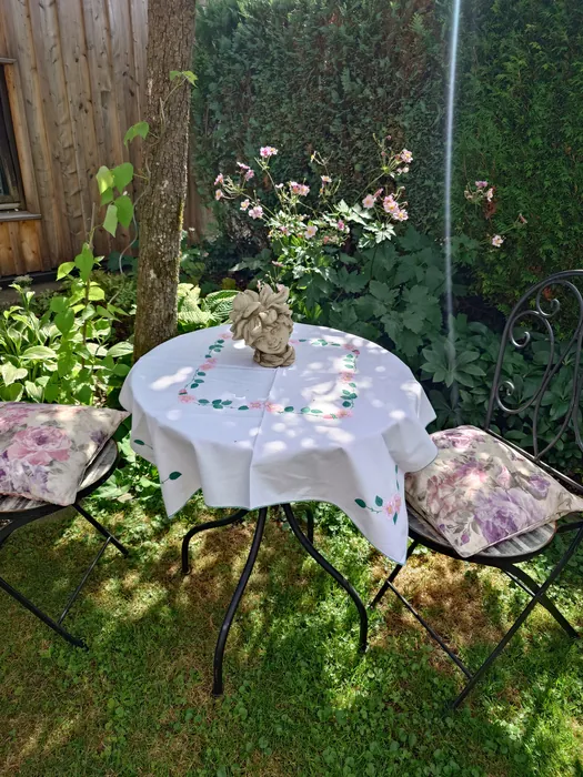 Sitzplatz unterm Birnbaum, Kräuterhoch³ Wildpflanzenschule im Chiemgau