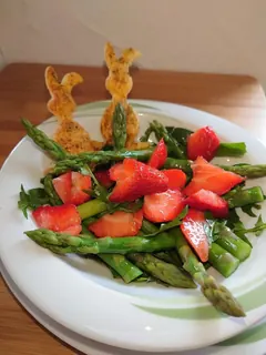 Spargel Erdbeeersalat, Kräuterhoch³ Wildpflanzenschule im Chiemgau