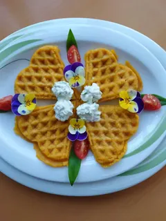 Süßkartoffelwaffeln mit Bärlauchdip, Kräuterhoch³ Wildpflanzenschule im Chiemgau