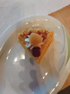 Waffeltürmchen mit Hagebuttensahne, Kräuterhoch³ Wildpflanzenschule im Chiemgau
