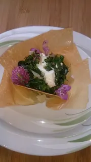 Wildkräutergemüse mit Feta im Filoukörbchen 2, Kräuterhoch³ Wildpflanzenschule im Chiemgau