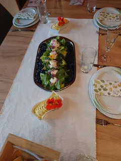 Wildkräutersalat mit Blaubeeren, Kräuterhoch³ Wildpflanzenschule im Chiemgau