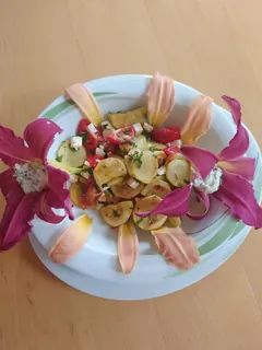 Zucchinipfanne mit gefüllten Taglilienblüten, Kräuterhoch³ Wildpflanzenschule im Chiemgau