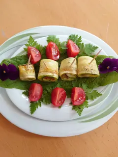 ZucchinirÃ-llchen mit Feta und WildkrÃ-utern, Kräuterhoch³ Wildpflanzenschule im Chiemgau