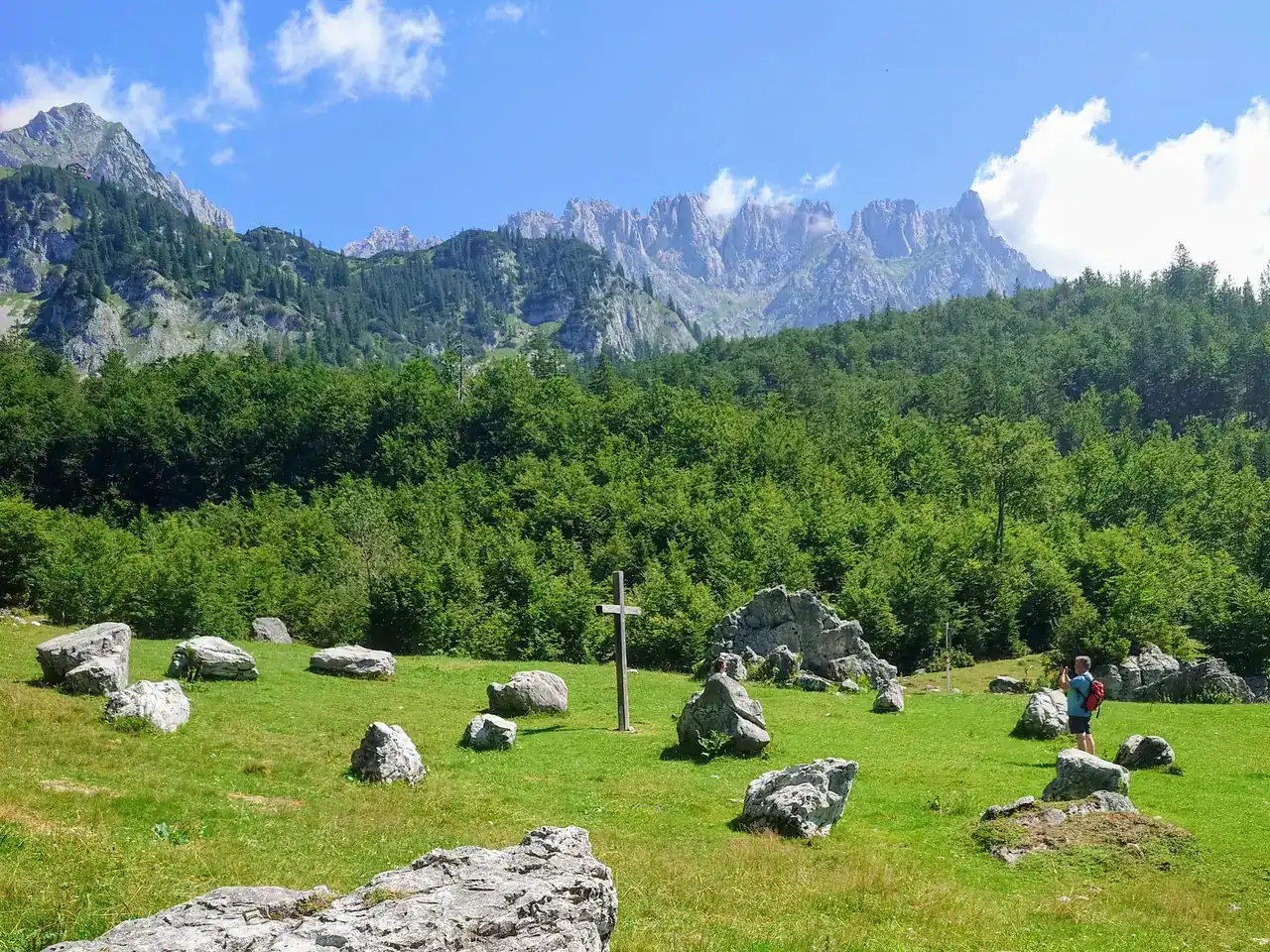 Steinkreis in Form eines Mandalas auf einer Almwiese am Fuß des Wilden Kaisers in Tirol